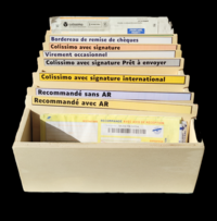 Exemple d'une adaptation de poste pour l'entreprise La Poste : création d'une boite avec des intercalaires agrandis afin d'organiser et retrouver facilement les documents d'envois.